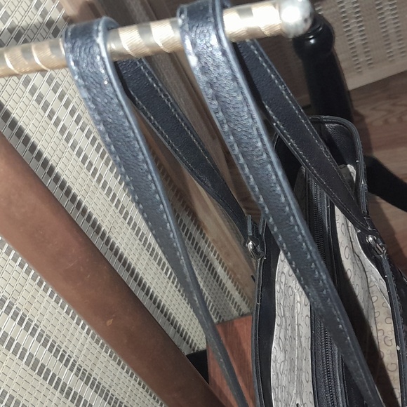 Guess Signature Logo Print Purse - Picture 9 of 11